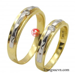 Cặp nhẫn với những đường cong mềm mại, những chi tiết hoa văn đơn giản tạo nên phong cách riêng của đôi bạn trẻ.