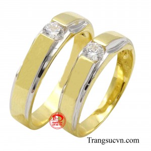 Chúng ta dễ thấy cặp nhẫn cưới chính là sợ dây để gắn chặt hai con người lại với nhau, là sự khởi đầu cho một cuộc sống mới.