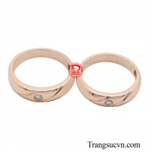 Sự kết hợp hoàn hảo giữa vàng hồng và kim cương tạo nên một tác phẩm nghệ thuật tinh xảo, biểu tượng cho tình yêu vĩnh cửu.