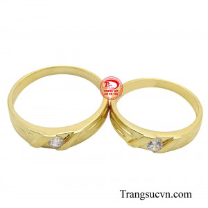 Đôi nhẫn cưới được thiết kế trên chất liệu vàng 10k mang đến vẻ đẹp vàng sáng đặc trưng, không quá nổi bật nhưng vẫn đủ tinh tế.