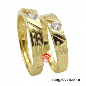 Nổi bật của cặp nhẫn chính là viên đá cz sáng lấp lánh tạo nên điểm nhấn và thu hút mọi ánh nhìn.