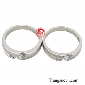 Với chất liệu vàng trắng sáng bóng, chiếc nhẫn mang đến vẻ đẹp thanh lịch và không kém phần trẻ trung.