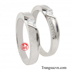 Những viên đá CZ sáng bóng gần giống như kim cương tạo nên điểm nhấn lấp lánh cho chiếc nhẫn, màu trắng tinh khiết của viên đá CZ tượng trưng cho tình yêu trong sáng và vĩnh cửu.