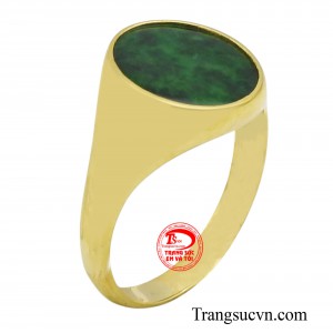 Nhẫn nam ngọc bình an kết hợp hài hòa giữa vẻ đẹp cổ điển của vàng và sự sang trọng, quý phái của ngọc cẩm thạch.