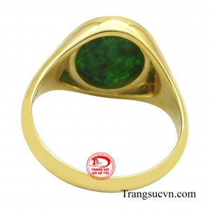 Khi kết hợp với vàng, ngọc cẩm thạch càng tôn lên vẻ đẹp nam tính, mạnh mẽ của người đeo.