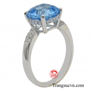 Chiếc nhẫn giúp đôi tay nàng trở nên quyến rũ và tinh tế hơn.