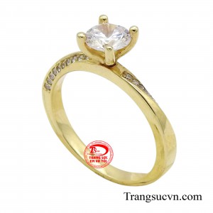 Sắc vàng 10K kết hợp với viên đá chủ cz tạo nên một vẻ đẹp nhẹ nhàng nhưng đầy nữ tính.