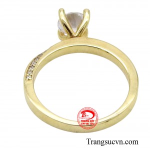 Những viên đá cz nhỏ li ti được sắp xếp dọc theo đai nhẫn như một dải ánh sáng lấp lánh tôn nên vẻ đẹp cho viên đá chủ ở giữa.