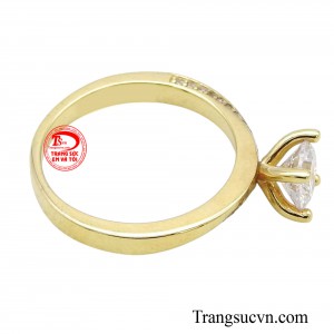 Chiếc nhẫn được thiết kế nhẹ nhàng này rất dễ để các nàng phối với những bộ đồ khác nhau từ thanh lịch đến sang trọng.