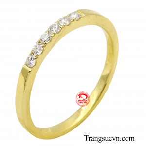 Nhẫn nữ vàng 14k gắn kim cương hu hút mọi ánh nhìn với thiết kế thanh mảnh, tinh tế. 