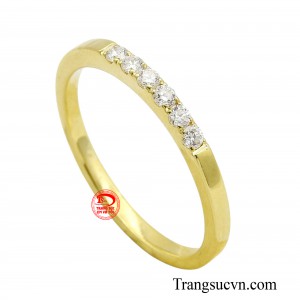 Những viên kim cương nhỏ nhắn được sắp xếp tỉ mỉ, lấp lánh như những vì sao nhỏ, tạo nên một dải ánh sáng lung linh trên ngón tay.