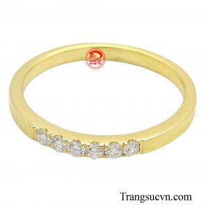 Sự kết hợp hài hòa giữa vàng và kim cương không chỉ tôn lên vẻ đẹp của đôi bàn tay mà còn mang đến một sự sang trọng, quý phái.