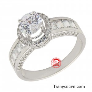 Chiếc nhẫn vàng trắng khiến nàng nâng tầm phong cách không còn đơn điệu trong bộ trang phục hàng ngày.