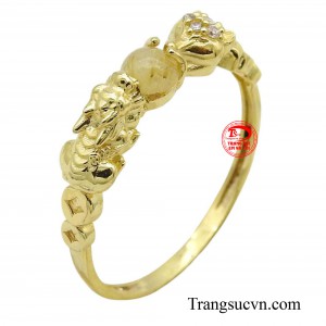 Nhẫn thời trang vàng 10k với thiết kế tinh xảo với những đường nét mềm mại, chiếc nhẫn như một vòng tay ôm trọn ngón tay, tạo cảm giác nhẹ nhàng và thoải mái.