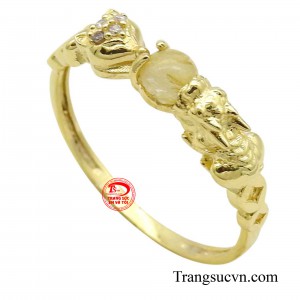 Điểm nhấn đặc biệt của chiếc nhẫn chính là viên đá thạch anh vàng nhỏ xinh được đặt tỉ mỉ ở trung tâm.