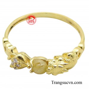 Với màu vàng tươi tắn và độ trong suốt tự nhiên, viên đá như một giọt nắng nhỏ bé, mang đến sự ấm áp và rạng rỡ cho người đeo.