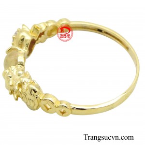 Sự kết hợp hài hòa giữa vàng 10k và thạch anh vàng không chỉ tạo nên vẻ đẹp thẩm mỹ cao mà còn mang đến ý nghĩa về sự may mắn và thịnh vượng.