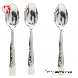 Thìa bạc cho bé yêu không chỉ là một vật dụng ăn uống thông thường mà còn là một người bạn đồng hành đáng tin cậy cho sức khỏe của bé.