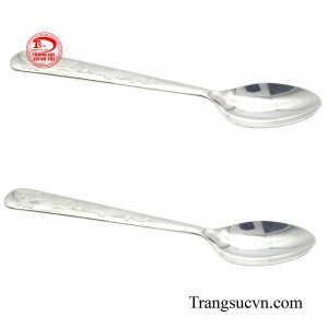 Bạc, với tính kháng khuẩn tự nhiên, giúp bảo vệ đường tiêu hóa non nớt của bé khỏi vi khuẩn có hại.