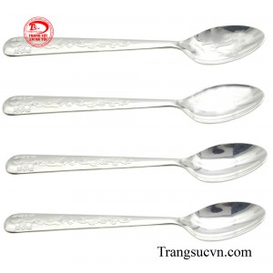 Chính vì vậy mà cha mẹ hãy sử dụng chiếc thìa bạc cho bé để thể hiện sự quan tâm của cha mẹ đến sự phát triển toàn diện của con.