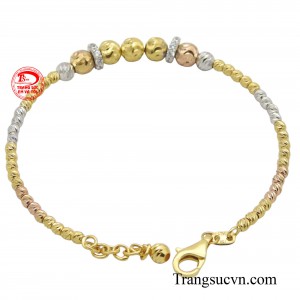 Vòng tay bi ba màu không chỉ là một món trang sức, mà còn là một biểu tượng của sự đa dạng và cân bằng trong cuộc sống. 