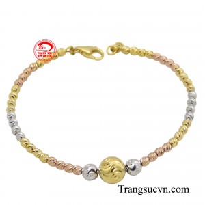 Vòng tay bi vàng 18k không chỉ tôn lên vẻ đẹp của làn da mà còn khẳng định đẳng cấp của người đeo.