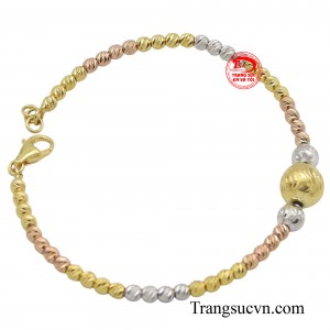 Chiếc vòng tay là sự kết hợp của những viên bi vàng óng ánh, trắng tinh khôi và hồng ngọt ngào được kết hợp hài hòa, tạo nên một tổng thể vừa cổ điển vừa hiện đại.