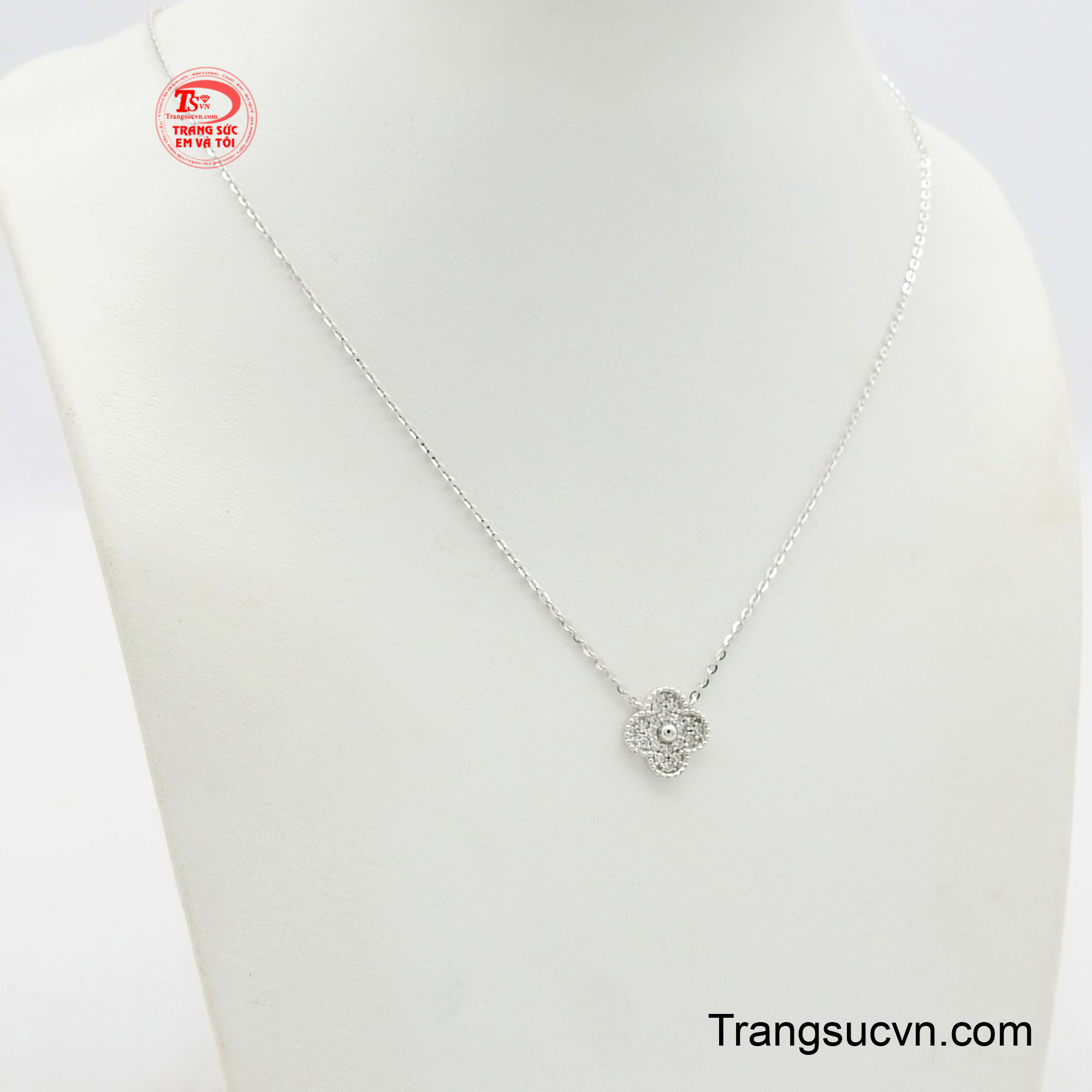 Không chỉ vậy thiết kế cỏ 4 lá cũng rất đẹp, nhẹ nhàng và thanh lịch, giúp bạn thật nổi bật khi đeo dây chuyền cỏ 4 lá.