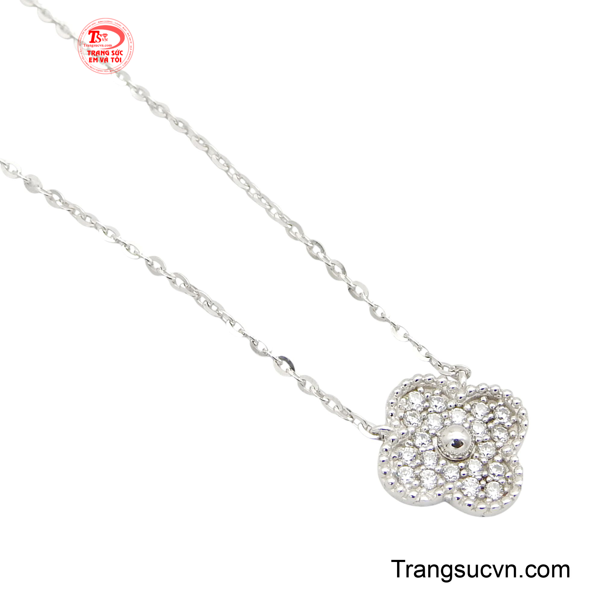 Chiếc dây chuyền cỏ 4 lá đang được rất nhiều các bạn trẻ ưa chuộng.