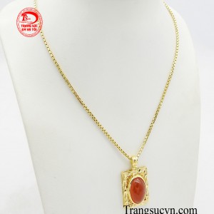 Bộ dây chuyền được thiết kế vừa vặn ôm trọn vàng cổ tạo nên một sự thoải mái và dễ chịu cho người đeo.