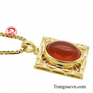 Bộ dây chuyền không chỉ là món đồ trang sức đẹp mắt mà còn giúp người đeo mang lại sự bình an và thành công trên con đường sự nghiệp.