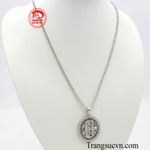  Điềm nổi bật của bộ trang sức là được nạm đá bao quanh tạo nên vẻ ngoài vô cùng nổi bật, rực rỡ và sang trọng.