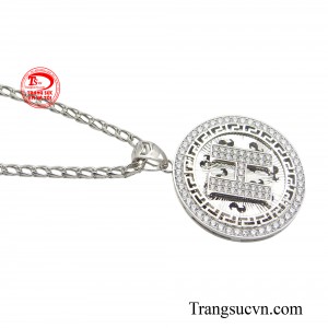 Bộ dây chuyền với vẻ nam tính, góc cạnh đem đến sự ấn tượng, tạo nên vòng hào quang đầy quyền lực.