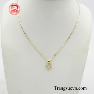 Bộ mặt dây trái tim vàng 18k thiết kế không chỉ là một món trang sức đẹp mắt mà còn thể hiện sự gắn kết bền chặt trong tình yêu. 