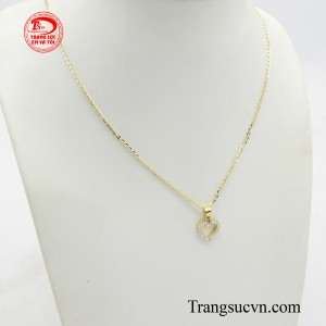 Với thiết kế tinh tế, sang trọng và chất liệu vàng 18k cao cấp, đây là món quà hoàn hảo dành cho những người đặc biệt trong cuộc sống của bạn.