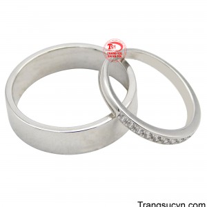 Cặp nhẫn cưới thủy chung, son sắc với thiết kế đơn giản, dễ phối hợp với trang phục, phụ kiện, là sự lựa chọn hoàn hảo cho nhũng cặp đôi yêu thích sự đơn giản.