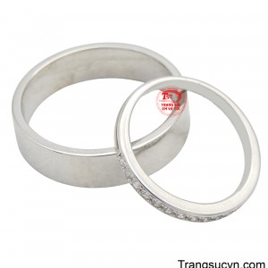 Cặp nhẫn được chế tác trên chất liệu vàng 10K trông rất đẹp mắt, sáng bóng toát lên sự sang trọng cho người đeo.