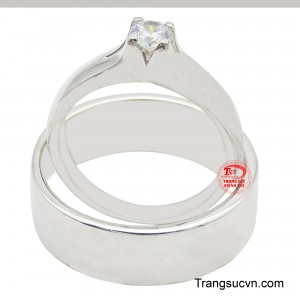 Cặp nhẫn cưới vàng 10k hạnh phúc với kiểu chế tác đơn giản kết hợp với vẻ đẹp tinh khôi của vàng trắng mang lại gía trị vượt trội của cặp nhẫn cưới.