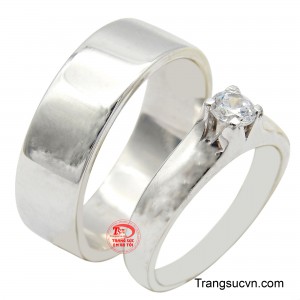 Cặp nhẫn cưới vàng trắng tượng trưng cho một tình yêu thuần khiết, cho vẻ đẹp vĩnh hằng của lứa đôi.