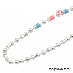 Ngoài ra chiếc dây chuyền bạc được thiết kế vừa vặn tạo cảm giác thoải mái cho bé khi đeo trong suốt hoạt động hàng ngày.