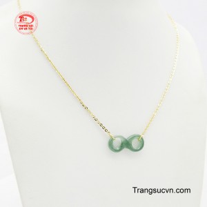 Hình ảnh mặt dây ngọc cẩm thạch không chỉ tôn lên vẻ đẹp quyến rũ mà còn mang lại nhiều may mắn và thịnh vượng cho người đeo.