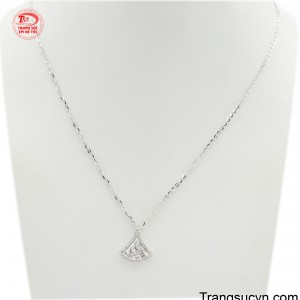 Dây chuyền nữ liền mặt tinh tế được thiết kế nhẹ nhàng giúp ôm trọn vòng cổ mang lại cảm giác thoải mái cho người đeo.