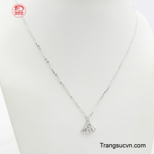 Chiếc dây chuyền giúp gương mặt nàng thêm phần nổi bật và thu hút mọi ánh nhìn đối với những người xung quanh.