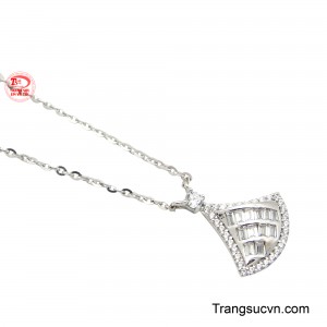 Chiếc dây chuyền không chỉ là một món đồ trang sức mà nó còn giúp người đeo mang lại sự may mắn trong công việc cũng như trong cuộc sống.