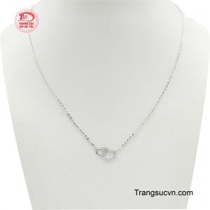 Dây chuyền nữ thấu hiểu thường được xem là biểu tượng của tình yêu và lãng mạn.