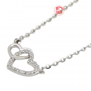 Với màu sắc trắng tinh khôi, chiếc dây chuyền làm nổi bật vẻ đẹp tự nhiên của người đeo và tôn lên phong cách trang phục.