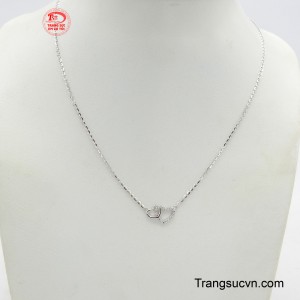 Dây nữ liền mặt hạnh phúc được chế tác trên chất liệu vàng trắng 10K mang đến vẻ đẹp sang trọng và bền màu theo thời gian. 