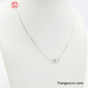 Ánh sáng của vàng trắng tạo nên sự thanh lịch và hiện đại, làm tôn lên vẻ đẹp của làn da.