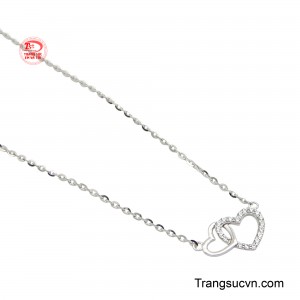 Với kiểu dáng thiết kế chữ O thanh lịch, mềm mại cùng với hình ảnh hai trái tim tượng trưng cho một tình yêu đôi lứa vĩnh cửu.