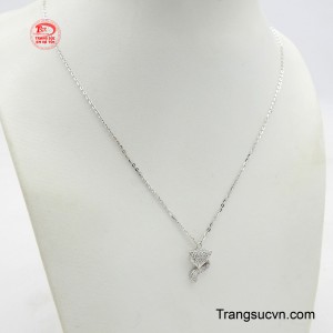 Mặt dây hình con hồ ly được thiết kế tỉ mỉ, từng đường nét đều được chăm chút kỹ lưỡng, tạo nên một hình ảnh sinh động và đầy cuốn hút.